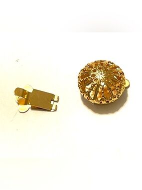 23 Round Gold Box Clasps